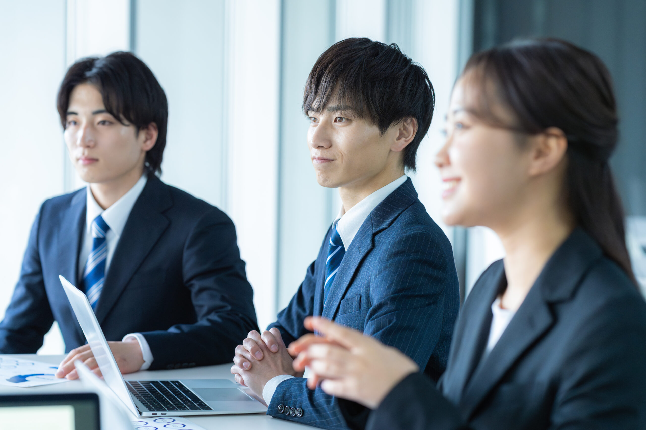 企業担当者と研修内容を相談する様子